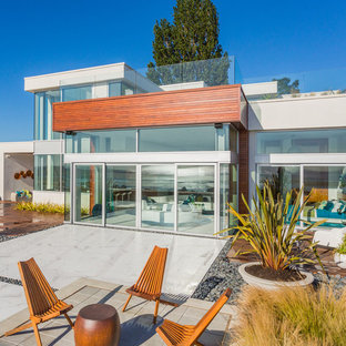 Idéer för stora funkis vita hus, med två våningar, stuckatur, platt tak och levande tak