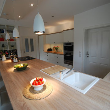 Moderne Küche mit natürlich viel Holz