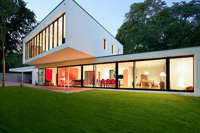 Réalisation d'une façade de maison design.