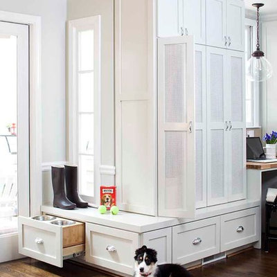 Home design - mid-sized transitional home design idea in Atlanta