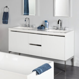Esempio di una grande stanza da bagno padronale minimalista con consolle stile comò, ante bianche, vasca freestanding, pareti blu, pavimento con piastrelle in ceramica, lavabo da incasso, top in superficie solida e pavimento turchese