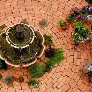 Geometrischer, Großer, Halbschattiger Stilmix Garten im Frühling, neben dem Haus mit Wasserspiel und Pflasterklinker in Charlotte
