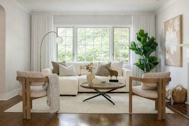 Living room photo in Montreal