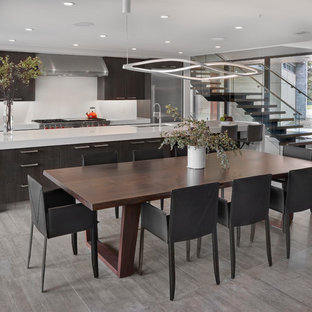 エドモントンの広いコンテンポラリースタイルのLDKの画像 (グレーの床、白い壁、磁器タイルの床、暖炉なし)