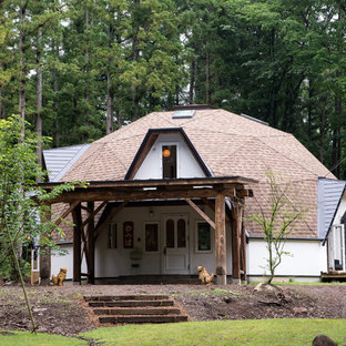 他の地域のエクレクティックスタイルのおしゃれな白い家の写真