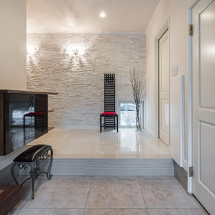 他の地域の片開きドアヴィクトリアン調のおしゃれな玄関 (白い壁、大理石の床、白いドア、白い床) の写真