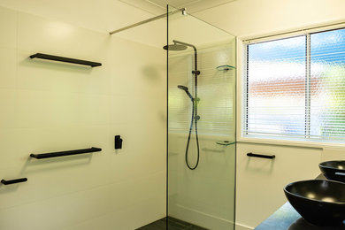 This is an example of a contemporary bathroom in Cairns.