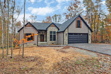 Example of a mid-sized arts and crafts home design design in Nashville