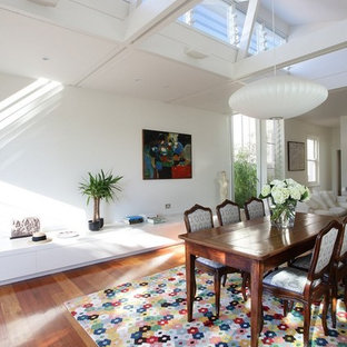 シドニーの小さいエクレクティックスタイルのLDKの画像 (白い壁、無垢フローリング、茶色い床)