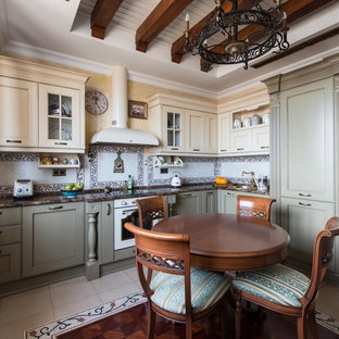 Foto de cocina comedor en L, clásica, de tamaño medio, sin isla, con armarios con paneles empotrados, puertas de armario verdes, encimera de mármol, suelo de baldosas de porcelana, fregadero encastrado, salpicadero multicolor y electrodomésticos con paneles