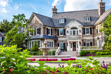 Design ideas for a traditional landscaping in Philadelphia.