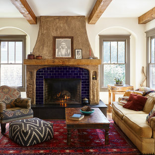 Foto de salón mediterráneo, de tamaño medio, con paredes blancas, chimenea tradicional y marco de chimenea de baldosas y/o azulejos