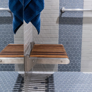 Modelo de sótano con puerta clásico, de tamaño medio, con paredes azules, suelo de baldosas de cerámica y suelo azul