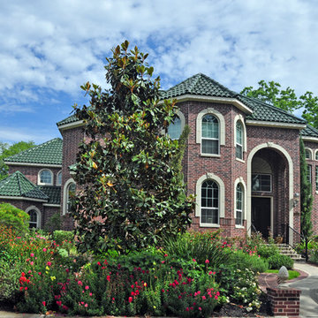 Cottage-style front yard in Braeswood Place