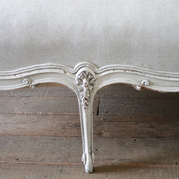 19th Century Carved and Painted Walnut Chaise Longue in Belgian Linen