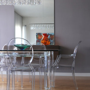 На фото: с высоким бюджетом маленькие гостиные-столовые в современном стиле с фиолетовыми стенами и светлым паркетным полом без камина