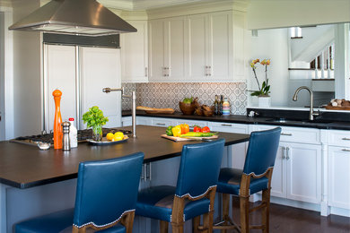 Example of a mid-sized transitional u-shaped dark wood floor eat-in kitchen design in Miami with an undermount sink, marble countertops, gray backsplash, ceramic backsplash, an island, flat-panel cabinets, gray cabinets and stainless steel appliances