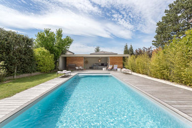 Idée de décoration pour une piscine design.