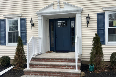 Entryway - mid-sized traditional entryway idea in New York