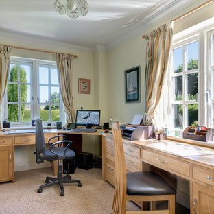 Idéer för ett lantligt arbetsrum, med gula väggar och ett inbyggt skrivbord