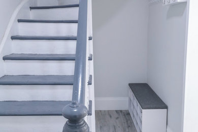 Ejemplo de escalera moderna con barandilla de madera