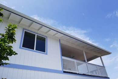 Mid-sized transitional white two-story wood house exterior photo in Hawaii with a hip roof
