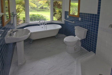 Example of an island style bathroom design in Hawaii