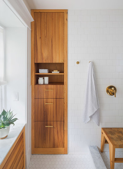 Badezimmer-Renovierung: Weiße Oase mit Möbeln aus Zypresse