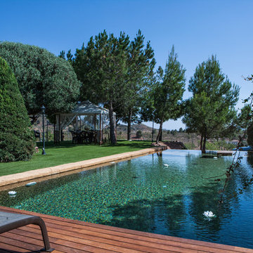 Piscina moderna desbordante