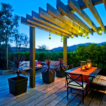 Trailer de Cuba Outdoor Patio at Dusk