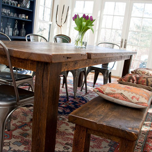 Idéer för att renovera en mellanstor lantlig matplats med öppen planlösning, med vita väggar, klinkergolv i terrakotta och rött golv