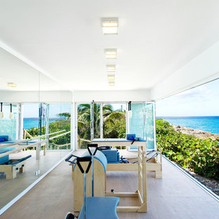 ニューヨークのビーチスタイルのおしゃれなホームジムの写真