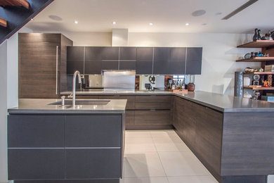 Kitchen - modern kitchen idea in Toronto