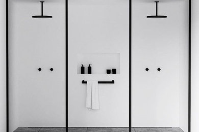 Cette photo montre une salle de bain moderne de taille moyenne avec une douche double et aucune cabine.
