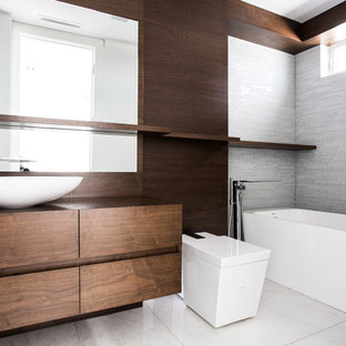 Badezimmer mit brauner Wandfarbe und Waschtisch aus Holz Ideen, Design