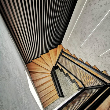 Дизайнерская лестница с деревянными ступенями