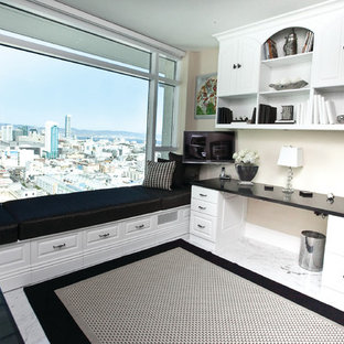 Idéer för att renovera ett mellanstort funkis hemmabibliotek, med vita väggar, marmorgolv, ett inbyggt skrivbord och vitt golv