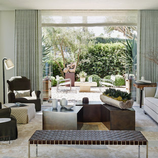 Ejemplo de salón para visitas mediterráneo, sin televisor, con paredes verdes, moqueta y chimenea tradicional