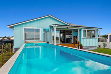 Exemple d'une piscine hors-sol bord de mer rectangle.