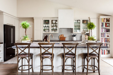Kitchen - transitional kitchen idea in Sacramento