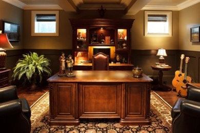 Photo of a traditional home office in Calgary.