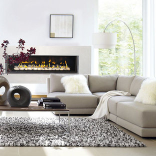 Bild på ett mellanstort funkis allrum med öppen planlösning, med ett finrum, vita väggar, klinkergolv i keramik, en bred öppen spis, en spiselkrans i metall och beiget golv