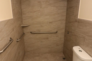 マイアミにある高級な中くらいなモダンスタイルのおしゃれな浴室 (オープン型シャワー、フローティング洗面台) の写真