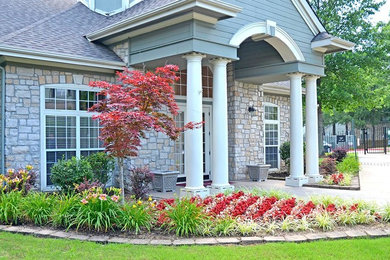 Design ideas for a full sun front yard landscaping in Other.