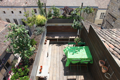 Photo of a contemporary deck in Bordeaux.
