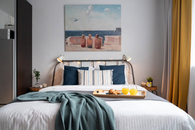Пример оригинального дизайна: маленькая спальня в морском стиле с синими стенами для на участке и в саду