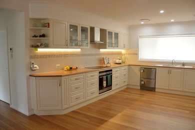 Design ideas for a traditional kitchen in Sydney.
