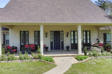 Example of an exterior home design in New Orleans
