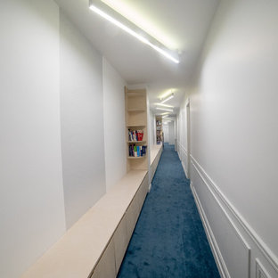 Inspiration för klassiska hallar, med vita väggar, heltäckningsmatta och blått golv