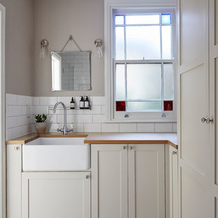 ロンドンのヴィクトリアン調のおしゃれなランドリールームの写真